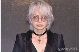 HYDE、“推し活中”後ろ姿公開「こっそりペンラ持ってるの可愛い」「ウキウキが溢れてる」の声