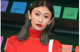 山田優、ショーパンから圧巻の美脚 幻想的ショットに「驚異の脚の長さ」「はしゃいでて可愛い」と反響