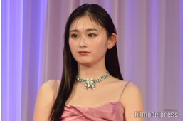 ゆうちゃみ、華やかドレスで美スタイル輝く 受賞選手を祝福 【K-1 AWARDS 2024】