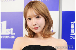 三上悠亜、ピンク水着姿で美谷間＆スラリ美脚披露「セクシー」「スタイル抜群」と反響