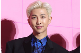 BTS・RM「日本に来てたの？」「レアな姿」と反響 制服でテーマパーク・マック来店…プラベショット大量放出
