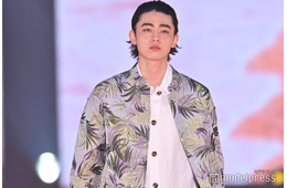 豊田裕大、オールバックで雰囲気ガラリ 鋭い視線に観客夢中【GirlsAward 2025SS】