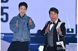 寺門ジモン、10年ぶり「ガルアワ」サプライズ登場 綱啓永と「ヤー」ポーズで会場沸かす【GirlsAward 2025SS】