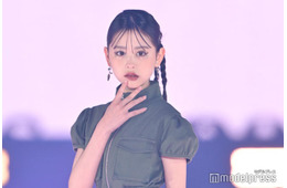カジサック長女・梶原叶渚、跳ね上げライン×ストーンメイクが大人っぽい【GirlsAward 2025SS】