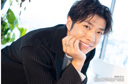 「バチェラー4」黄皓、妻とお揃いコーデ 手繋ぎショットに反響「2人ともスタイル抜群」「仲良しで微笑ましい」