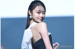 林芽亜里、モノクロドレスで大胆肌見せ【TGC香川2025】