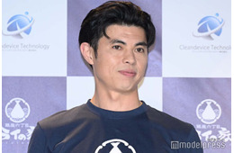 小島よしお、和装姿の息子を抱っこ「大きくなってる」「服装もお部屋もセンス抜群」の声