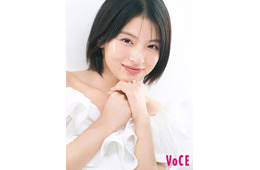 出口夏希、ピュアさ際立つオフショル姿「VOCE」3パターン表紙登場