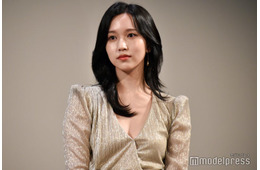TWICEミナ、美脚＆デコルテ際立つ「カンヌ」オフショット公開「圧巻の美貌」「オーラすごい」と反響