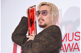藤井 風「最優秀アルバム賞」受賞直後に取材応じる 様々なポージング披露【MUSIC AWARDS JAPAN】
