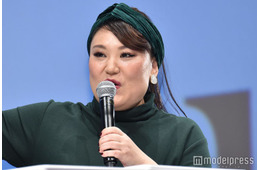 フォーリンラブ・バービー、夫との2ショット＆父のユニークな姿公開「なぜか陸地で水泳帽」