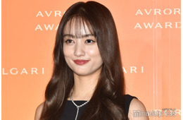 谷まりあ、純白ミニワンピから美脚輝く「スタイル良すぎ」「完璧」と反響