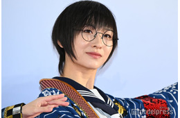 新しい学校のリーダーズ・SUZUKA、メガネ外したショットで雰囲気ガラリ「すごく新鮮」「目が綺麗」の声