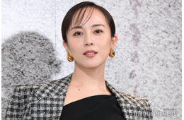 比嘉愛未、圧巻美脚際立つミニ丈×ピンヒール姿「抜群スタイル」「異次元」の声