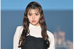 鈴木ゆうか、美背中披露のオフショルコーデ ユニバショットに「可愛すぎる」「カチューシャと合ってる」の声
