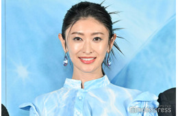 山田優、夏コーデで美脚スラリ「さすがの着こなし」「スタイル良すぎ」の声