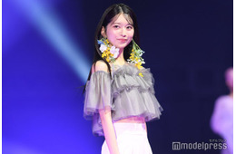 「テラハ」小室安未、ノースリーブコーデでディズニー満喫「透明感すごい」「可愛い」の声