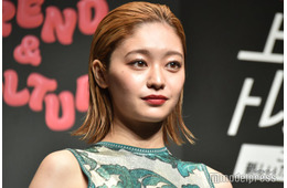 「御上先生」生徒役2人がディズニーへ プラベ交流ショットに「美脚」「2人ともスタイル抜群」の声