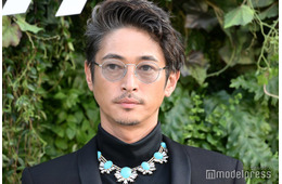 PINKY、夫・窪塚洋介と長女のキスショット公開 家族旅行満喫の様子に「かっこいいパパ」「溺愛ぶりすごい」と反響