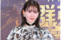 小嶋陽菜、ショーパンから美脚スラリ ディズニーコーデに「可愛すぎる」「スタイル抜群」と反響