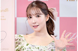 三上悠亜、純白キャミで素肌輝く「透明感すごい」「女神」の声
