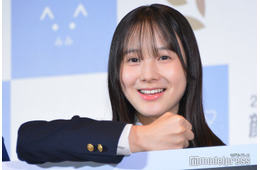 本田紗来、色白美脚際立つミニスカ姿「脚細くて綺麗」「流し前髪似合ってる」の声