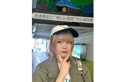 ハラミちゃん、ミニスカから美脚披露「スタイルいい」「綺麗」の声