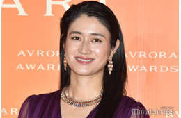 小雪「いつも移動時はノーメイク」熟睡中のすっぴん公開「造形美」「映画の1シーンみたい」の声
