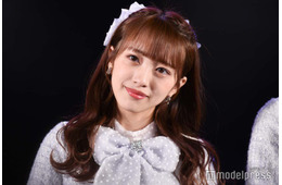 AKB48向井地美音、素肌透き通るキャミワンピ×メガネ姿に反響「大人っぽい」「色白で綺麗」
