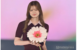 紺野彩夏、ほっそりウエストチラリ ノースリ×純白スカート姿に「お姫様みたい」「可愛すぎる」の声