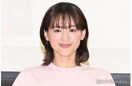 綾瀬はるか、青髪エクステ姿のオフショットにファン衝撃「別人級」「誰か分からなかった」