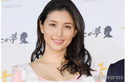 橋本マナミ、素肌際立つタンクトップ姿 子どもとの外食ショット公開「可愛すぎる親子」の声