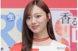 乃木坂46梅澤美波、美肩輝く衣装姿「手が細長くて綺麗」「お姫様すぎる」と反響