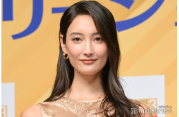 菜々緒、ショーパンでしゃがむユーモア溢れる写真話題「美脚」「どんな姿も様になる」