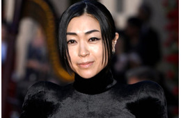 宇多田ヒカル、美背中披露のNY満喫ショット「可愛い」「お洒落コーデ」と反響