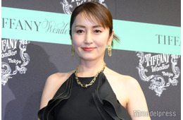 矢田亜希子、ミニスカ×ルーズソックスのギャル姿が話題「違和感ない」「制服似合いすぎ」