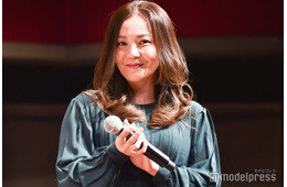 華原朋美、息子との密着プラベショット公開 肌見せコーデで室内遊び満喫
