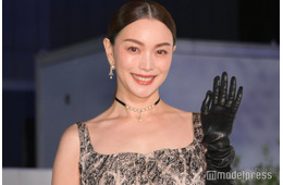 蛯原友里、堂々美脚輝くショットに「神々しすぎる」「美しい」と熱視線
