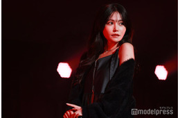元AKB48メンバー、赤キャミワンピでディズニー満喫 素肌輝く“ミニーコーデ”に「眩しい」「スタイル良すぎ」と反響