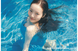 本田真凜、“ドレスのままプールにダイブ”1st写真集先行カット解禁 電子書籍版には限定ショットも【MARIN】
