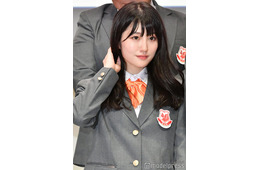 “可愛すぎる新喜劇女優”小寺真理、美脚際立つ制服風ミニスカ姿「際どい」「貴重ショット」の声