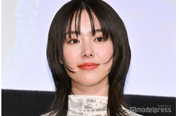 唐田えりか、ピンクベリーショートで印象ガラリ 素肌×レザーグローブ姿に反響