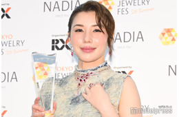 仲里依紗、夫・中尾明慶は「ベストパートナー部門」狙う 総額2500万円ジュエリー×美脚輝く衣装で「対局」の組み合わせ【第36回 日本ジュエリーベストドレッサー賞】