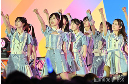 AKB48、爽やかブルー衣装で登場 夏ソング響かせる【TIF2025】