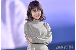 元HKT48朝長美桜、腰下深めスリットから美脚披露「着こなしおしゃれ」「セクシー」の声