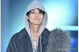 松本怜生、茶髪ロング×ばっちりメイクの女装姿「ギャルめな上目遣い失礼します」