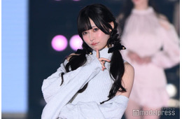 きゅるして・逃げ水あむ、美肩見せSEXYワンピ着こなし ラメ素材で存在感 【関コレ2025A/W】