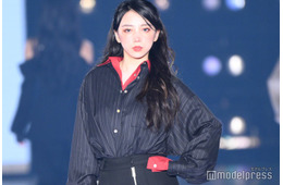 「ガルプラ」出身のスー・ルイチー、変形スカート着こなしで美脚スラリ【関コレ2025A/W】