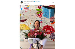 パリ在住・中村江里子アナ、夫と寄り添う2ショット公開「素敵な夫婦」「絵になる」の声