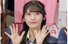 AKB48佐藤綺星、オフショル私服で美デコルテ輝く「華奢で可愛すぎる」「まさに天使」と反響